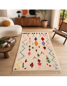 Tapis Beni Ouarain ivoire et multicolore dans un salon contemporain chaleureux
