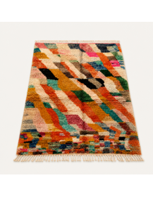 Vue en perspective d’un tapis artisanal marocain en laine à bandes diagonales colorées et texture shaggy