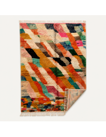 Tapis artisanal marocain rectangulaire présenté côté revers