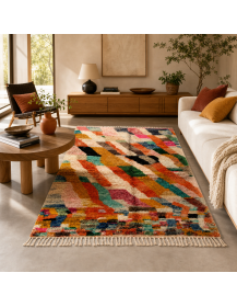 Tapis Beni Ouarain ivoire et écru chaud dans un salon contemporain chaleureux