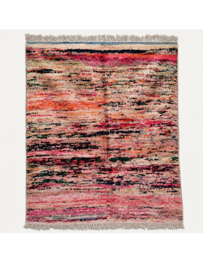 Tapis Beni Ouarain artisanal marocain en laine rose poudré et beige écru à bandes horizontales abstraites