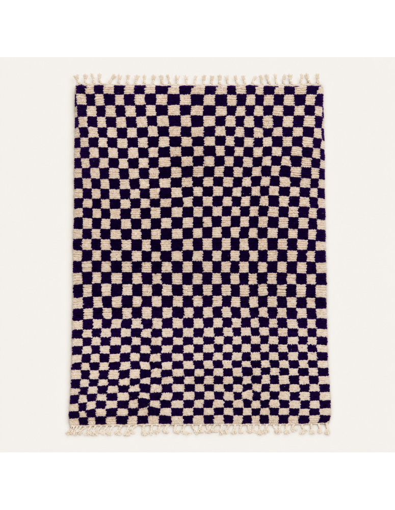 Tapis Beni Ouarain artisanal marocain en laine indigo profond, ivoire naturel et crème, motif géométrique en damier