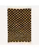 Tapis Beni Ouarain artisanal marocain en laine noire avec motif géométrique irrégulier ocre et jaune moutarde