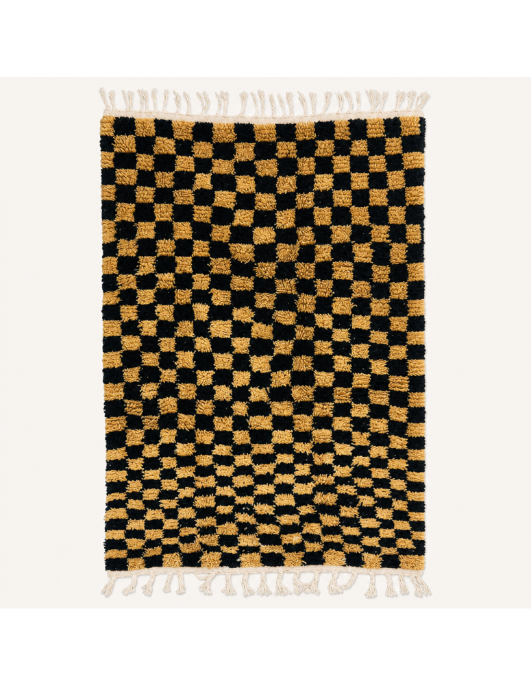 Tapis Beni Ouarain artisanal marocain en laine noire avec motif géométrique irrégulier ocre et jaune moutarde