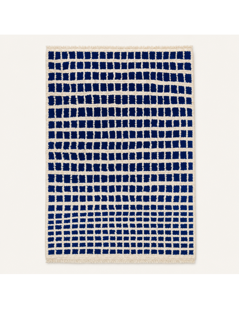 Tapis Beni Ouarain artisanal marocain en laine bleu foncé et écru à motif quadrillé