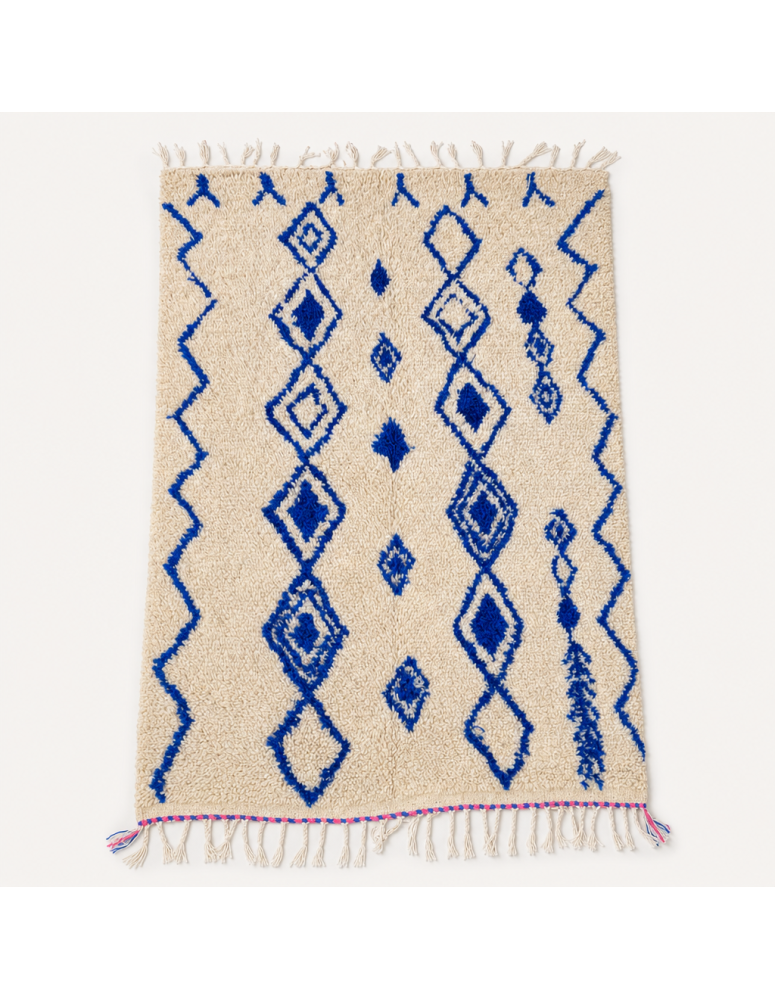 Tapis Beni Ouarain artisanal marocain écru ivoire et bleu cobalt à motifs géométriques berbères