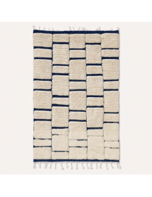 Tapis Beni Ouarain artisanal marocain en laine ivoire écru et bleu marine, motif géométrique en relief