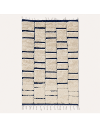 Tapis Beni Ouarain artisanal marocain en laine ivoire écru et bleu marine, motif géométrique en relief