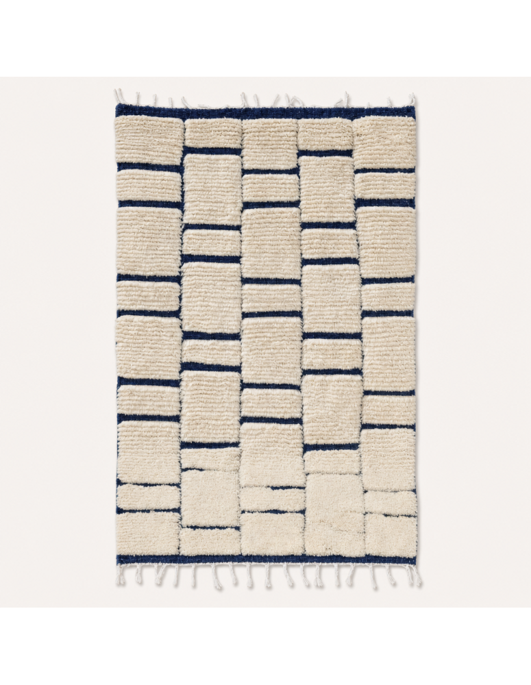 Tapis Beni Ouarain artisanal marocain en laine ivoire écru et bleu marine, motif géométrique en relief
