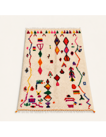 Vue en perspective d’un tapis Beni Ouarain ivoire et multicolore à texture laineuse