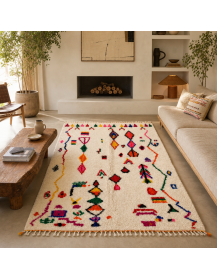 Tapis Beni Ouarain artisanal ivoire et multicolore dans un salon contemporain chaleureux