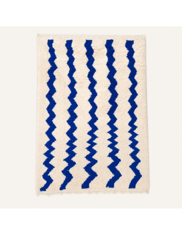 Tapis Beni Ouarain artisanal marocain en laine ivoire et bleu cobalt à motif zigzag