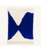 Tapis Beni Ouarain artisanal marocain en laine bleu cobalt et ivoire à motif géométrique central