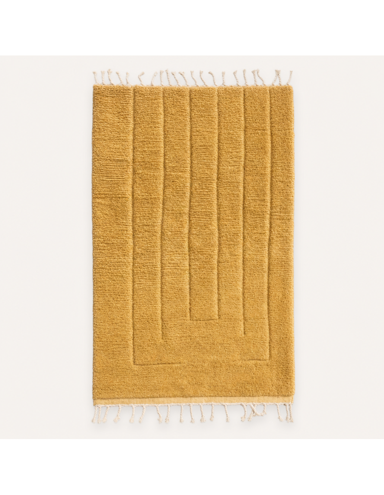 Tapis Beni Ouarain artisanal marocain en laine ocre doré et miel clair, motif géométrique en relief