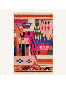 Tapis Beni Ouarain artisanal marocain en laine rose poudré et écru, motif abstrait color-block