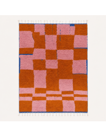 Tapis Beni Ouarain artisanal marocain en laine orange terre cuite et rose poudré à motif patchwork géométrique