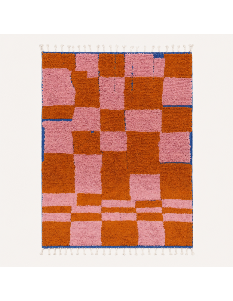 Tapis Beni Ouarain artisanal marocain en laine orange terre cuite et rose poudré à motif patchwork géométrique