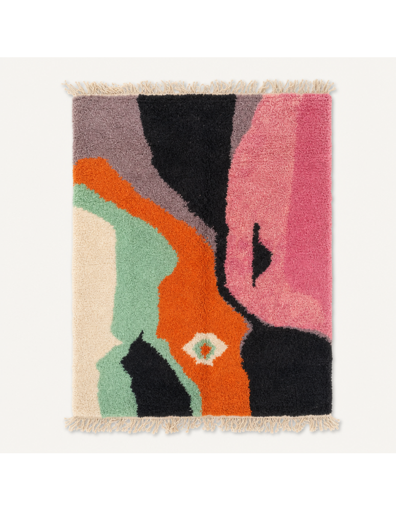 Tapis Beni Ouarain artisanal marocain rose et noir charbon en laine, motif abstrait