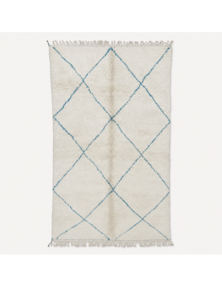 Tapis Beni Ouarain artisanal marocain ivoire écru et bleu gris pâle à motif de losanges