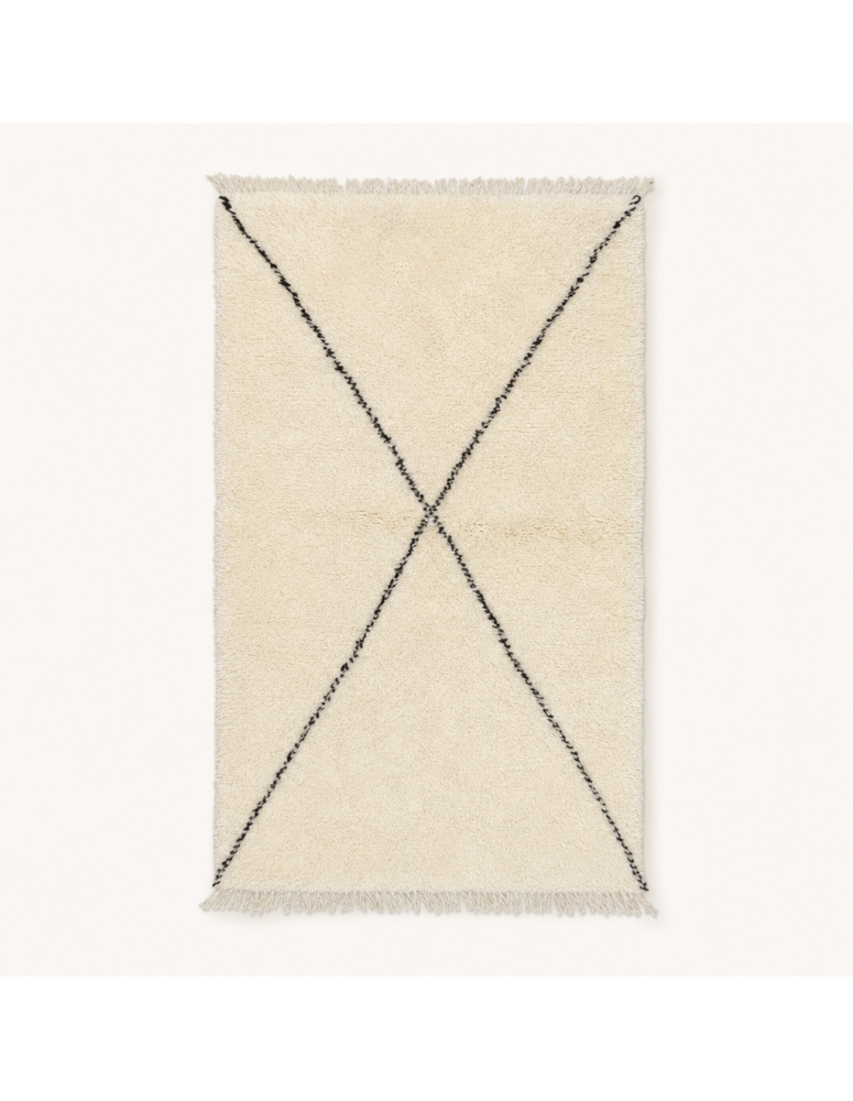 Tapis Beni Ouarain artisanal marocain en laine ivoire écru avec motif X noir