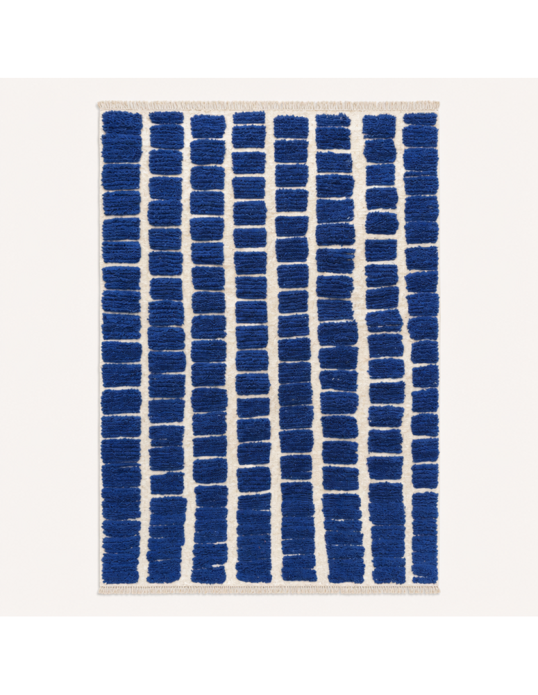 Tapis Beni Ouarain artisanal marocain en laine bleu cobalt et ivoire, motif géométrique en relief