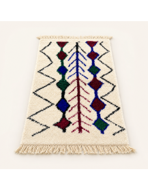 Vue en perspective du tapis Beni Ouarain en laine avec motifs berbères colorés et texture artisanale