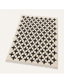 Tapis Beni Ouarain ivoire et noir présenté en perspective avec texture laineuse et franges courtes