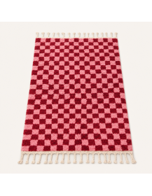 Vue en perspective d’un tapis marocain en laine au damier rouge framboise et rose avec texture duveteuse