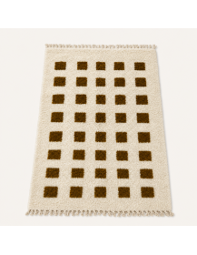 Vue en perspective d’un tapis marocain en laine ivoire à motifs géométriques brun terre et brun olive