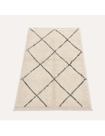 Vue en perspective d’un tapis Beni Ouarain en laine écrue aux motifs géométriques anthracite