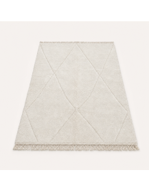 Vue en perspective d’un tapis artisanal marocain ivoire en laine avec grands losanges ton sur ton