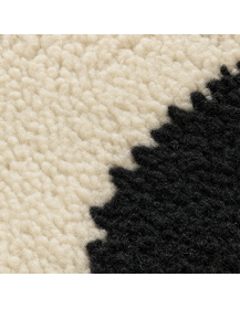 Gros plan sur la texture : fibres écrues légèrement duveteuses et zones noires plus compactes