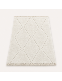 Vue en perspective d’un tapis marocain en laine ivoire à relief géométrique subtil et franges artisanales