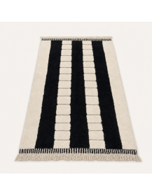 Vue en perspective d’un tapis Beni Ouarain en laine avec relief visuel et franges écrues