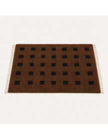 Vue en perspective du tapis marocain en laine avec motifs rectangulaires noirs et franges écru
