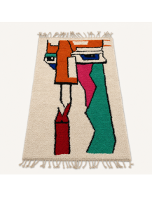 Vue en perspective d’un tapis artisanal marocain en laine écrue aux formes abstraites colorées