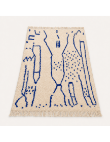 Vue en perspective du tapis artisanal marocain en laine aux motifs abstraits bleu profond