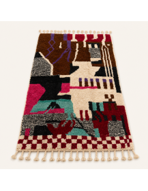 Vue en perspective d’un tapis artisanal marocain en laine brun chocolat avec patchwork abstrait multicolore