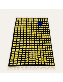 Tapis berbère marocain rectangulaire au quadrillage noir irrégulier et accent bleu cobalt