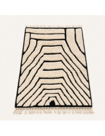Vue en perspective d’un tapis Beni Ouarain en laine, avec relief géométrique et franges crème