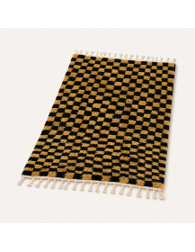 Vue en perspective du tapis marocain en laine noire et ocre avec damier tufté en relief