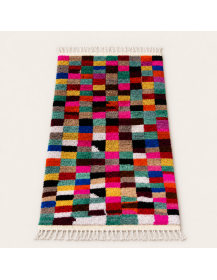 Vue en perspective du tapis berbère en laine avec relief épais et blocs multicolores irréguliers