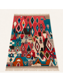 Vue en perspective d’un tapis artisanal marocain en laine aux motifs géométriques multicolores