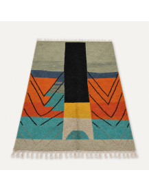 Vue en perspective d’un tapis marocain artisanal en laine à composition géométrique abstraite et accents terre cuite, turquoise 