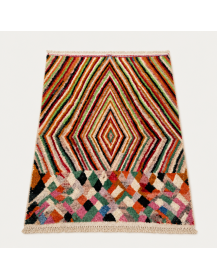 Vue en perspective d’un tapis Beni Ouarain en laine avec chevrons colorés et texture hirsute
