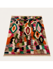 Vue en perspective du tapis Beni Ouarain en laine avec relief coloré et texture artisanale