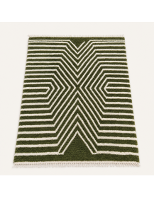 Tapis marocain artisanal vert olive en laine présenté en perspective, avec relief high-low et franges blanches