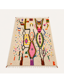 Vue en perspective d’un tapis Beni Ouarain ivoire et multicolore à texture laineuse bouclée