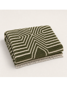 Tapis artisanal marocain en laine vert olive et ivoire, texture dense et motif géométrique en relief