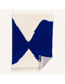Tapis Beni Ouarain bleu cobalt et ivoire présenté de face, dos non visible